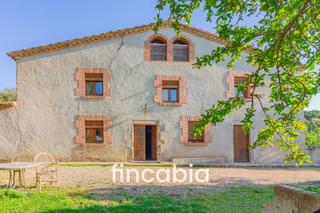 Masia a Sils. Auténtica masía catalana y finca rústica en venta en sils.