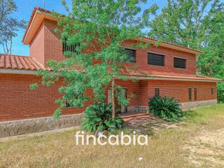 Casa a Caldes de Malavella. Casa aislada con jardín en venta en caldes de malavella.