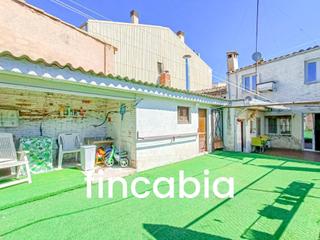 Casa a Santa Coloma de Farners. Casa de pueblo con jardín en venta en el centro de santa coloma
