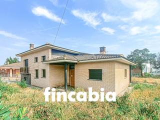 Casa a Caldes de Malavella. Casa independiente con jardín y piscina en venta en caldes de ma