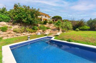 Casa a Calonge. Vila con vistas al mar y la montaa
