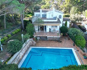 Casa a Volta de l´Ametller. Chalet con piscina y vistas al mar en sant feliu.