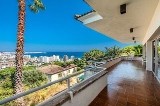 Casa  De les balears 66. Ref. 660. espectacular villa con vistas al mar en la urbanizació