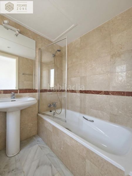 Foto 4a5d6f9e-308b-429b-a7d9-8ca92caf70df. Pis amb calefacció aparcament piscina a bahía de Casares Casares