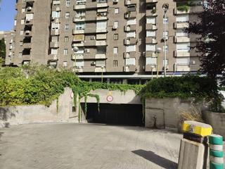 Aparcament cotxe a Sirio 48. Plaza de garaje para coche grande, calle sirio