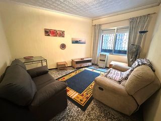 House  Carrer de sant tomàs 19b. Casa amueblada, situada en una calle tranquila y céntrica, de be