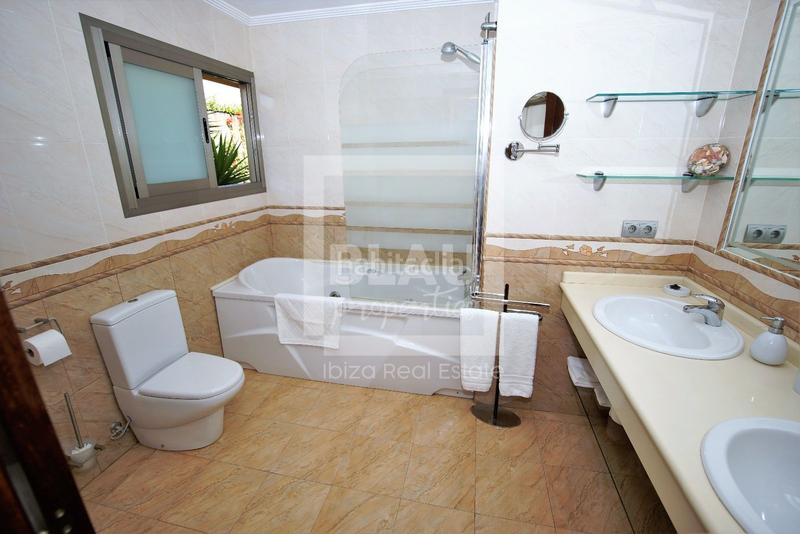 Foto f5fa5f14-5af4-4dfc-8713-e0a34e63ca19. Miete chalet mit parking pool in Jesús Santa Eulària