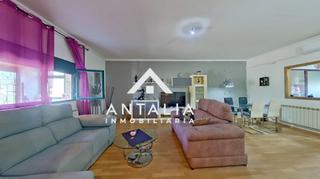 Xalet a Sierra de Fuentes. Parcela con chalet y piscina en sierra de fuentes