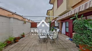 Casa adossada a Nuevo Cáceres. Adosado unifamiliar en nuevo caceres