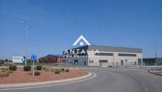 Industrial building in Malpartida de Cáceres. Nave industrial en poligono las arenas acondicionada
