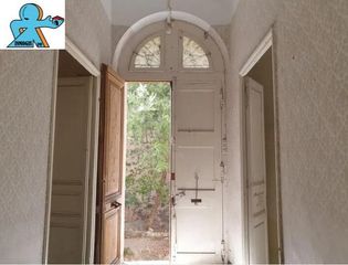 Chalet en Portbou. Casa independiente histórica para rehabilitar