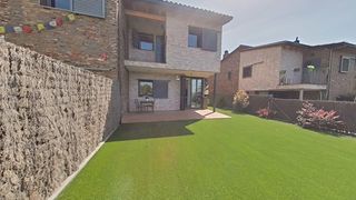 Chalet in Campins. Casa amb façana de pedra als peus del montseny amb jardí, piscin