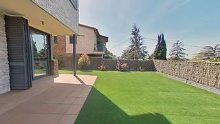 Chalet in Campins. Casa amb façana de pedra als peus del montseny amb jardí, piscin