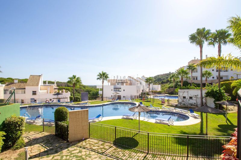 Foto e74f7236-e064-4b69-b651-b33f7f163494. Apartament amb aparcament piscina a La Alcaidesa