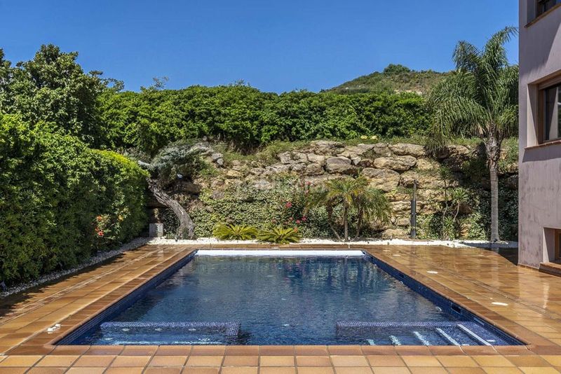 Foto d8b031af-d2e0-4e69-86d5-5e3590e8a48c. Xalet amb aparcament piscina a La Alcaidesa
