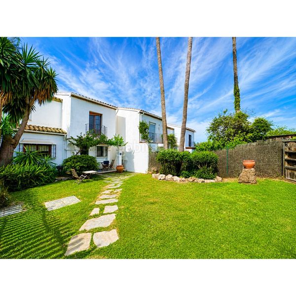 Foto 1189fcc4-a82f-4b6d-9933-10959b5d81dc. Casa adossada amb piscina a Bel - Air Estepona