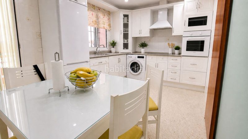 Foto ad301a97-cccc-4f23-b375-f9691e3ec92e. Casa adossada amb aparcament a Santa Bárbara-Ciudad Deportiva Línea de la Concepción (La)