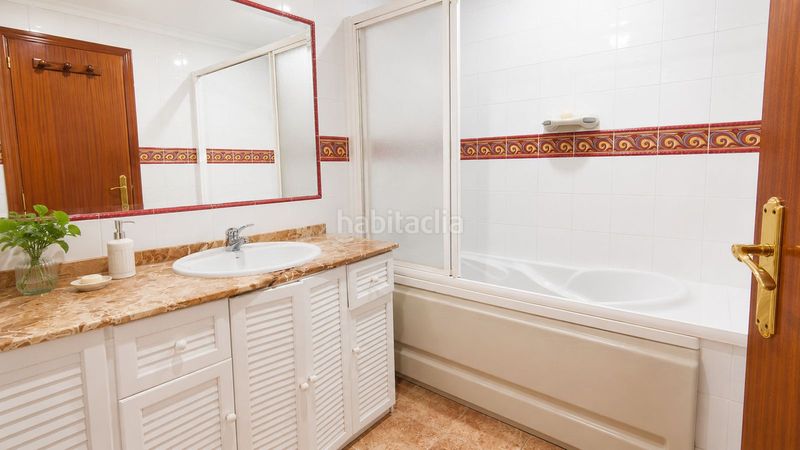 Foto d34ce41f-c06a-487c-af41-19b21f5c75aa. Casa adossada amb aparcament a Santa Bárbara-Ciudad Deportiva Línea de la Concepción (La)