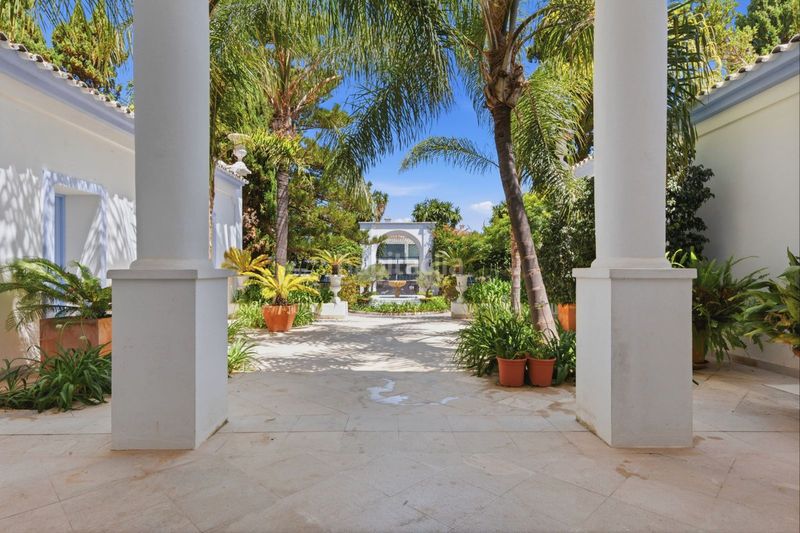 Foto dd2f325c-eb48-4a57-9a0a-f19e1a7a8cb9. Chalet avec parking piscine dans Casasola Estepona