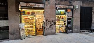 Lloguer Local Comercial a Gòtic. Traspaso de tienda de ropa en plaza reial, el gótico, barcelona