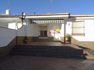 Xalet a Coto. Pareado en venta en sector boliche, 3 dormitorios.