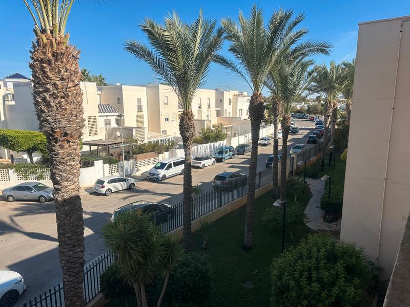 Foto c8672ee8-52c1-45c3-aa2c-ea7435c36078. Apartament a Retamar Almería