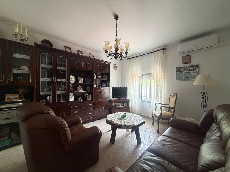 Foto 8f550879-217b-445b-bf67-540732a84f94. Casa aparellada amb aparcament a Mirabel