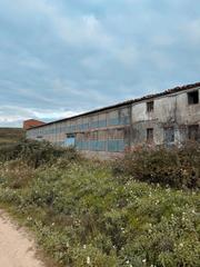 Finca rústica a Losar de la Vera. Edificios agrícolas con terreno en la zona del robledo