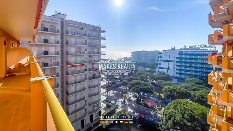 Foto 45b895a8-6c9e-46ec-ad06-cb762b3f2dab. Piso  de dos habitaciones con ventanales panorámicos, vistas al mar, terraza y piscina totalmente amueblado, a 100 metros del mar, en Blanes