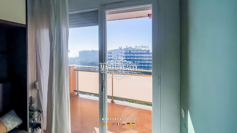 Foto 486b951d-4574-4364-90e4-ac74a5f0049b. Piso  de dos habitaciones con ventanales panorámicos, vistas al mar, terraza y piscina totalmente amueblado, a 100 metros del mar, en Blanes
