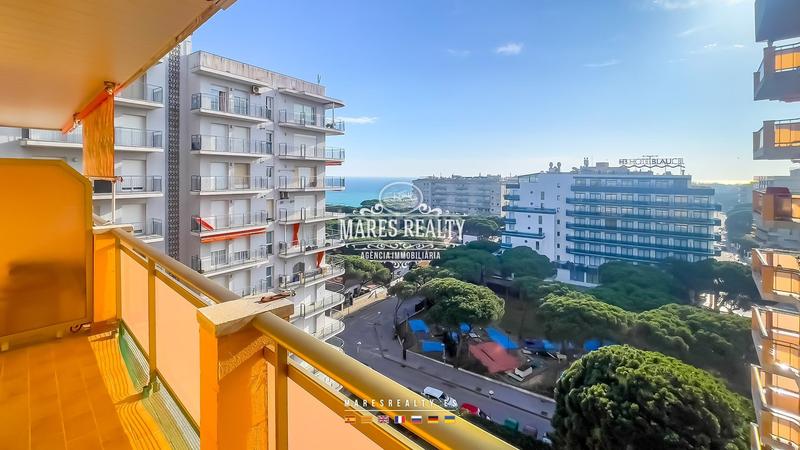 Foto b28c75e2-7bbe-4c5f-b236-5eb36a50fdcd. Piso  de dos habitaciones con ventanales panorámicos, vistas al mar, terraza y piscina totalmente amueblado, a 100 metros del mar, en Blanes