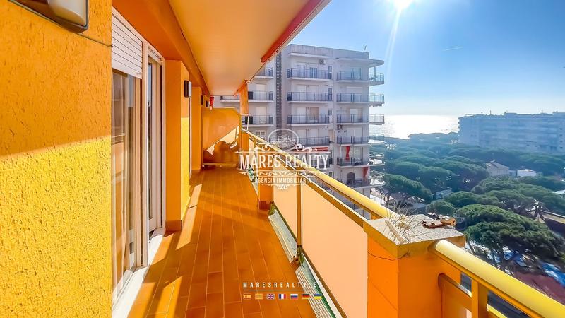 Foto b8c1237c-91ea-4cf5-b237-8830b6dfebc8. Piso  de dos habitaciones con ventanales panorámicos, vistas al mar, terraza y piscina totalmente amueblado, a 100 metros del mar, en Blanes