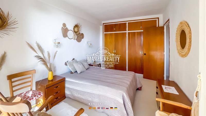 Foto c31850bd-f475-4740-b760-304693031909. Piso  de dos habitaciones con ventanales panorámicos, vistas al mar, terraza y piscina totalmente amueblado, a 100 metros del mar, en Blanes