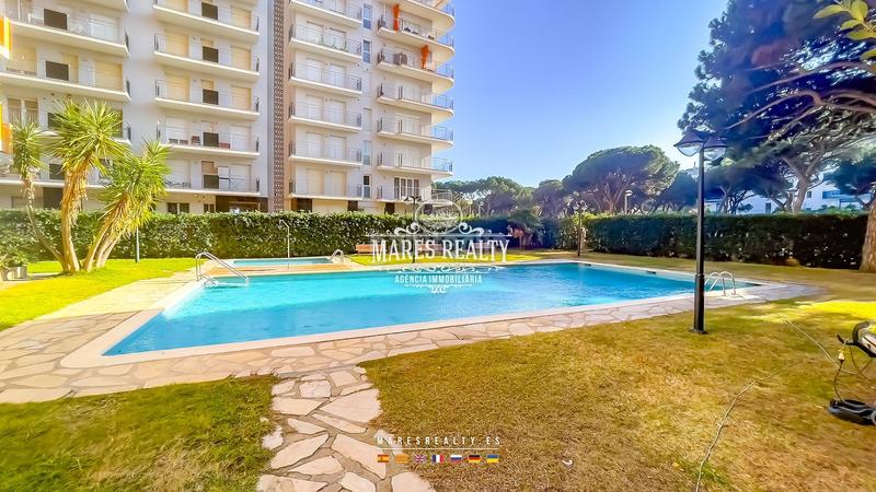 Foto c6cc86e3-59c7-4af5-9de6-0d9591894be2. Piso  de dos habitaciones con ventanales panorámicos, vistas al mar, terraza y piscina totalmente amueblado, a 100 metros del mar, en Blanes
