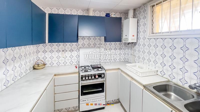 Foto cb87edc9-c42a-4a8d-aaf1-62f601dcc653. Piso  de dos habitaciones con ventanales panorámicos, vistas al mar, terraza y piscina totalmente amueblado, a 100 metros del mar, en Blanes