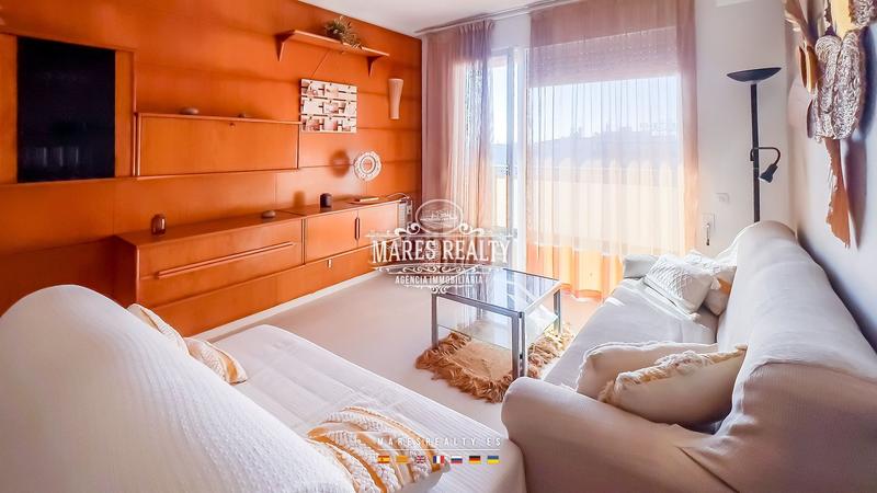 Foto d883a79e-912f-474d-b86e-53d94403c948. Piso  de dos habitaciones con ventanales panorámicos, vistas al mar, terraza y piscina totalmente amueblado, a 100 metros del mar, en Blanes