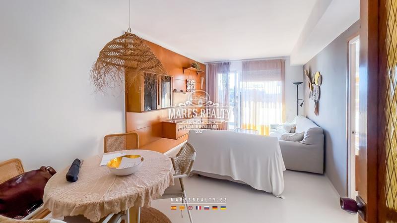 Foto dcf5f4e8-526a-4ae7-b374-1ee52d6af3fb. Piso  de dos habitaciones con ventanales panorámicos, vistas al mar, terraza y piscina totalmente amueblado, a 100 metros del mar, en Blanes