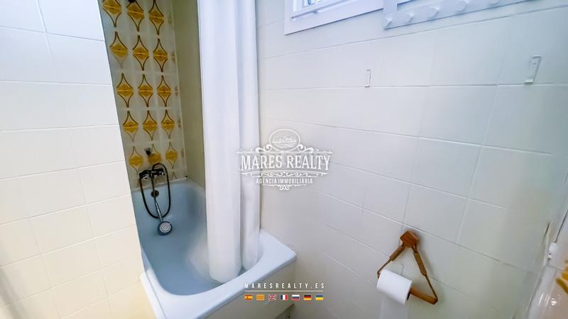 Foto e07b59cc-f841-49e7-bbd7-567c7008053f. Piso  de dos habitaciones con ventanales panorámicos, vistas al mar, terraza y piscina totalmente amueblado, a 100 metros del mar, en Blanes
