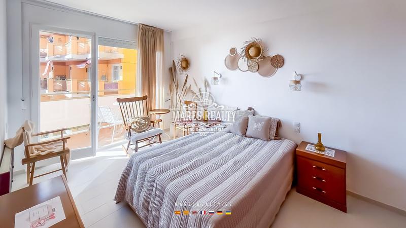 Foto f88d9002-9efd-45aa-b256-7e07b6e7375e. Piso  de dos habitaciones con ventanales panorámicos, vistas al mar, terraza y piscina totalmente amueblado, a 100 metros del mar, en Blanes