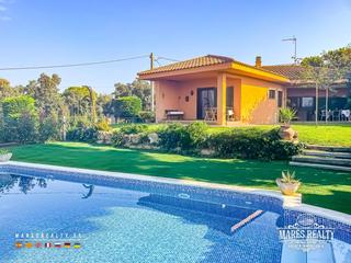 Maison à Sils. Se vende una maravillosa casa en la urbanización elite king park