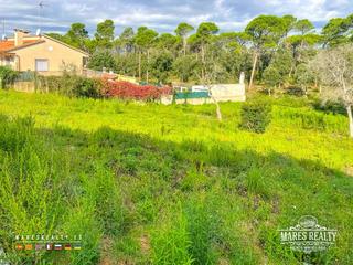 Terreny residencial a Aiguaviva Parc. Parcela en venta con salida directa al bosque y una superficie d