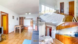 Appartement à Fenals. Se vende piso de 4 habitaciones con plaza de aparcamiento.