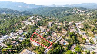 Terreny residencial a Orbita 8. Se vende una parcela de 1.600 m situada en la tranquila y verde