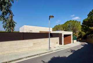 Xalet a Canyelles. Casa nueva de 4 habitaciones, con piscina y vistas al mar, playa