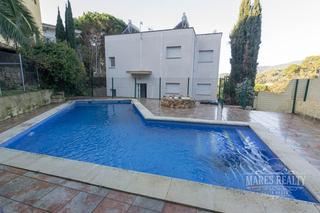 Casa a Canyelles. Casa con 4 apartamentos independientes, garaje y piscina.
