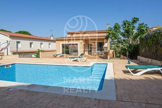 Casa  Carrer dofins. Casa de 9 habitaciones en la mejor zona de lloret de mar, la mon