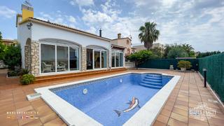 Casa a Fenals. Se vende una amplia casa de dos plantas en fenals