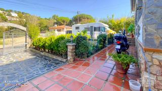 Casa a Lloret Residencial - Montlloret. Se vende casa de calidad de dos plantas con 4 dormitorios, 2 bañ