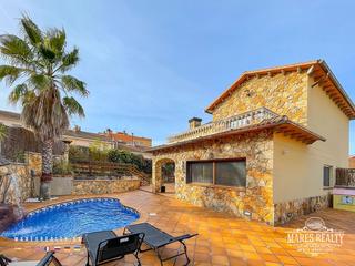 Casa in Els Pavos. Casa con piscina en la zona de els pavos con licencia turística