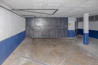 Aparcament cotxe a Fenals. Garaje en av .passapera